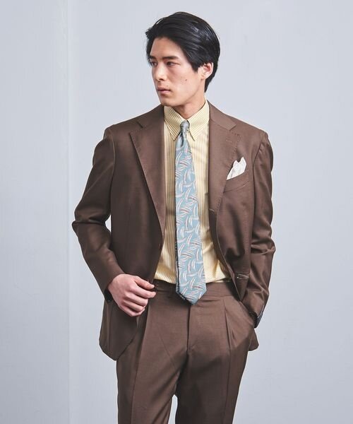 カラーシャツをスーツに着た男性