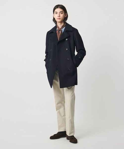 スーツにトレンチコートを着た男性