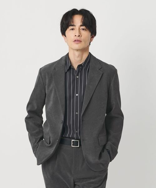 スーツにストライプシャツを着た男性