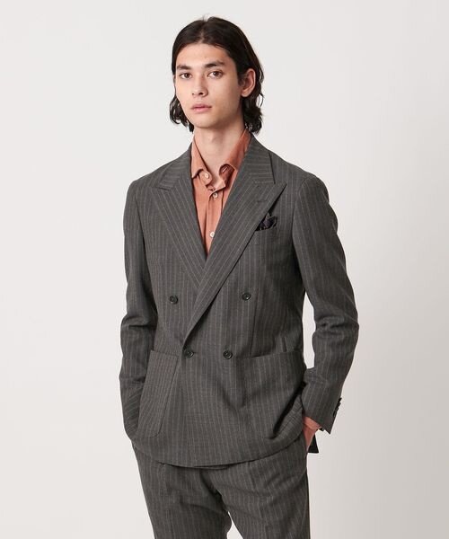 ダブルブレストのスーツにカラーシャツを着た男性