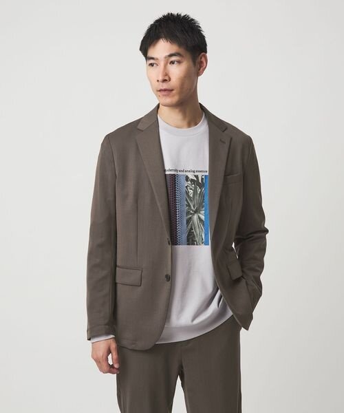 スーツにTシャツを合わせた男性