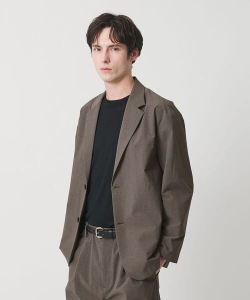 テーラードジャケットを羽織った男性