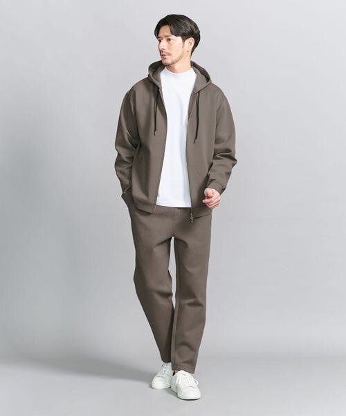 オリーブのセットアップを着た男性