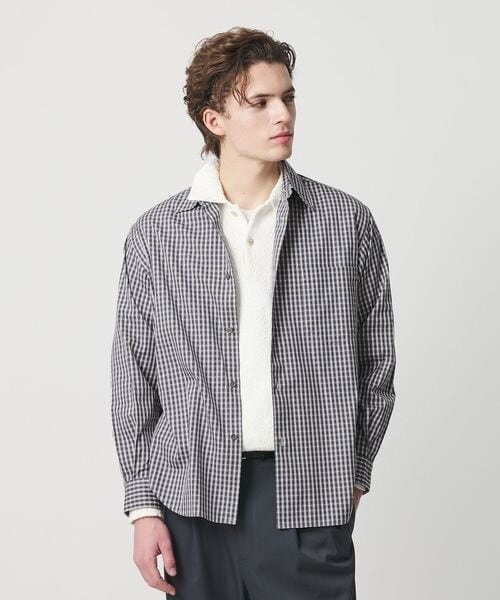 チェック柄のシャツを着た男性