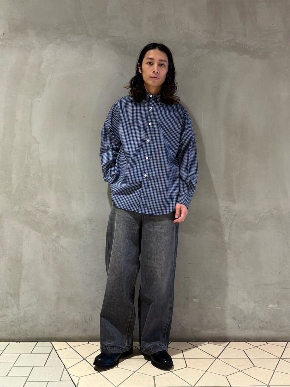 チェック柄のシャツ×デニムパンツのコーデ
