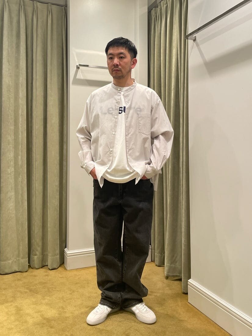 バンドカラーシャツ×デニムパンツのコーデ