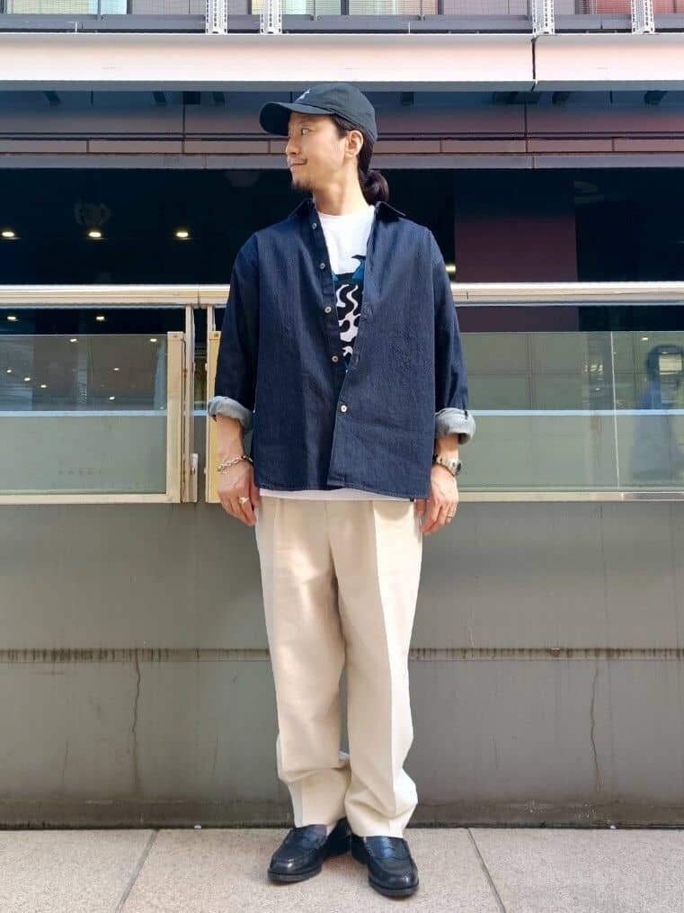 デニムシャツ×スラックスのコーデ