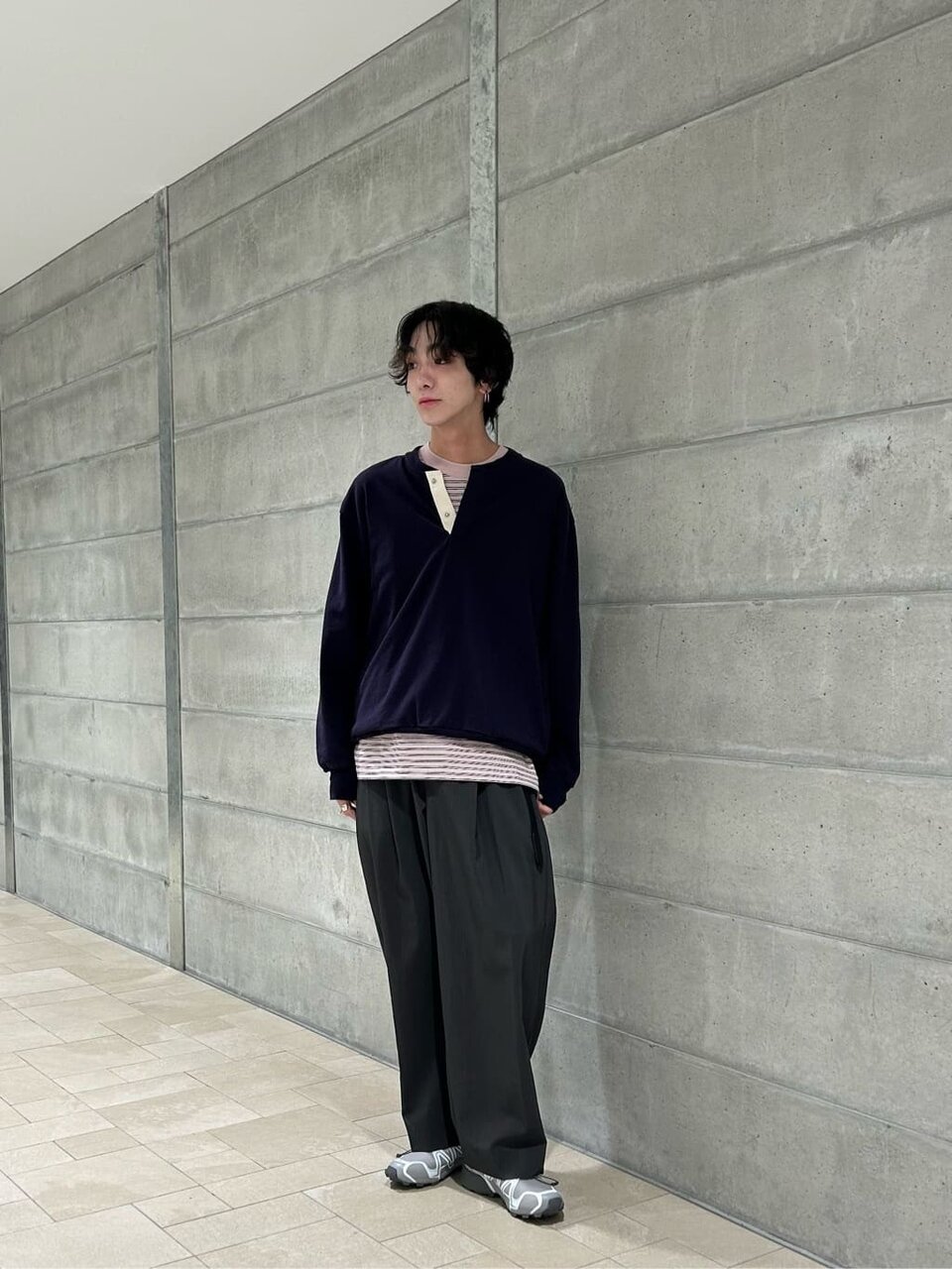 ラグビーシャツ×スラックスのコーデ