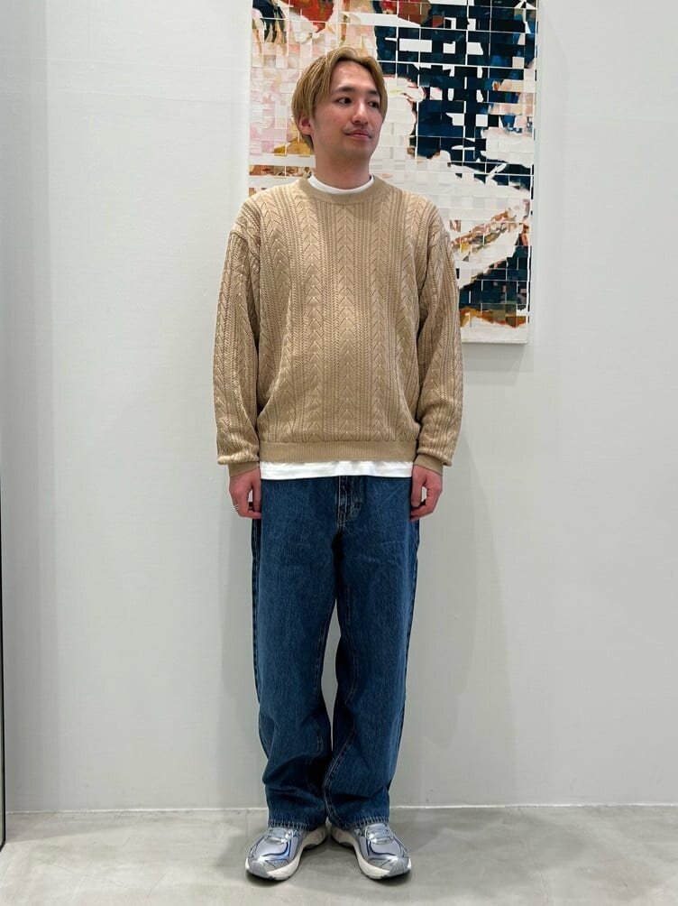 ニット×デニムパンツのコーデ