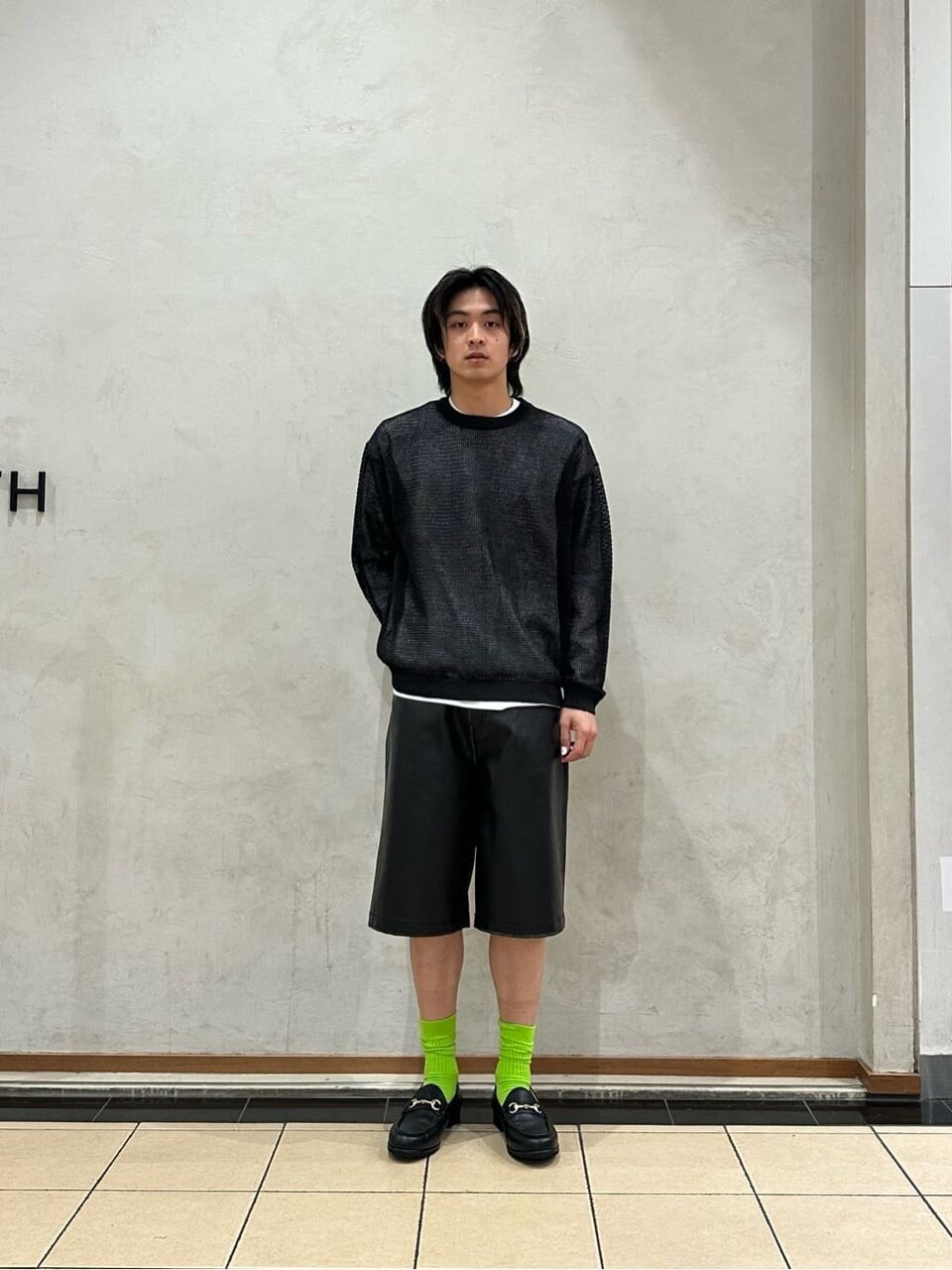 透かし編みニット×レザーライクショーツのコーデ