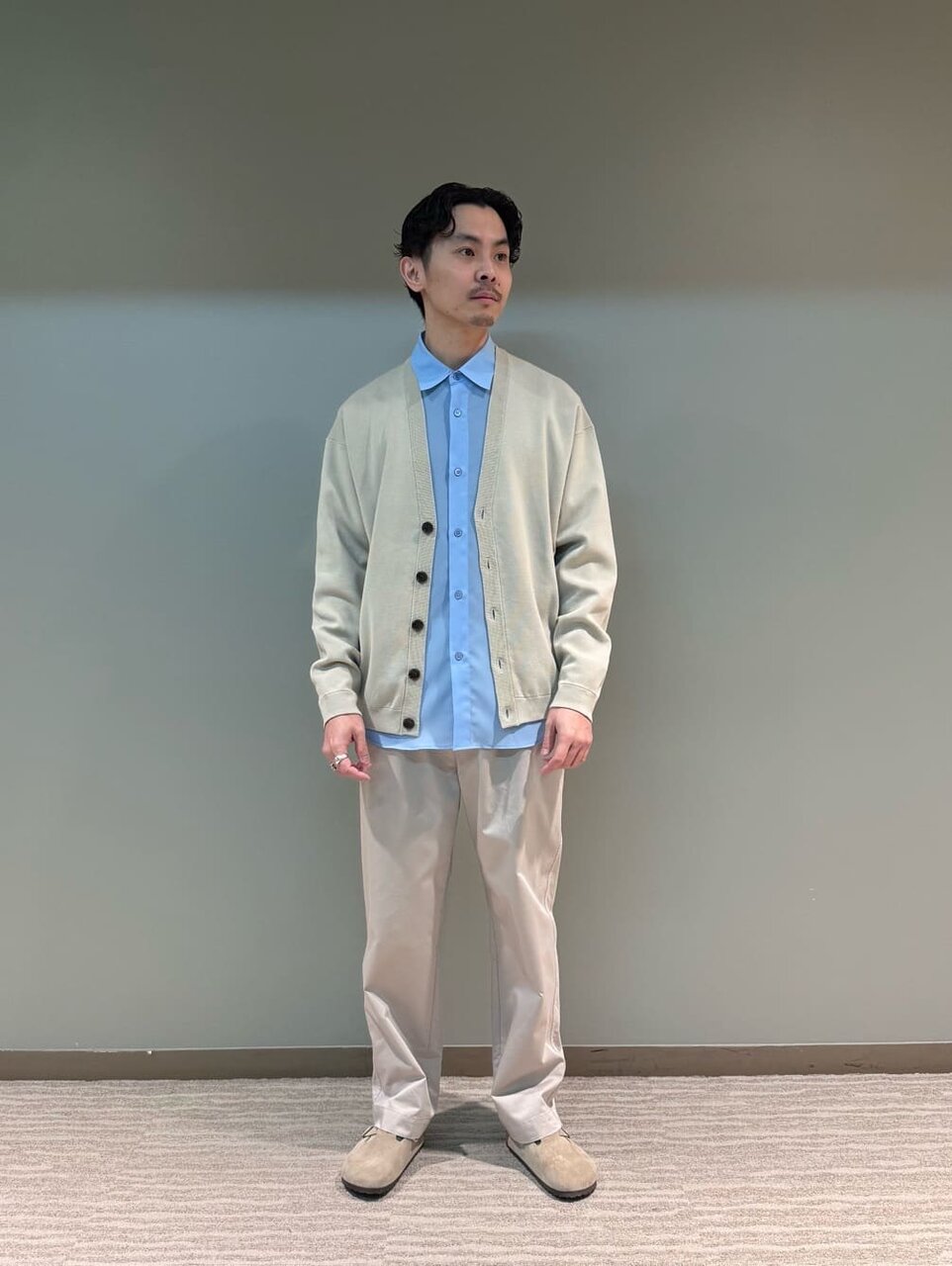 ミラノリブカーディガン×イージーパンツのコーデ