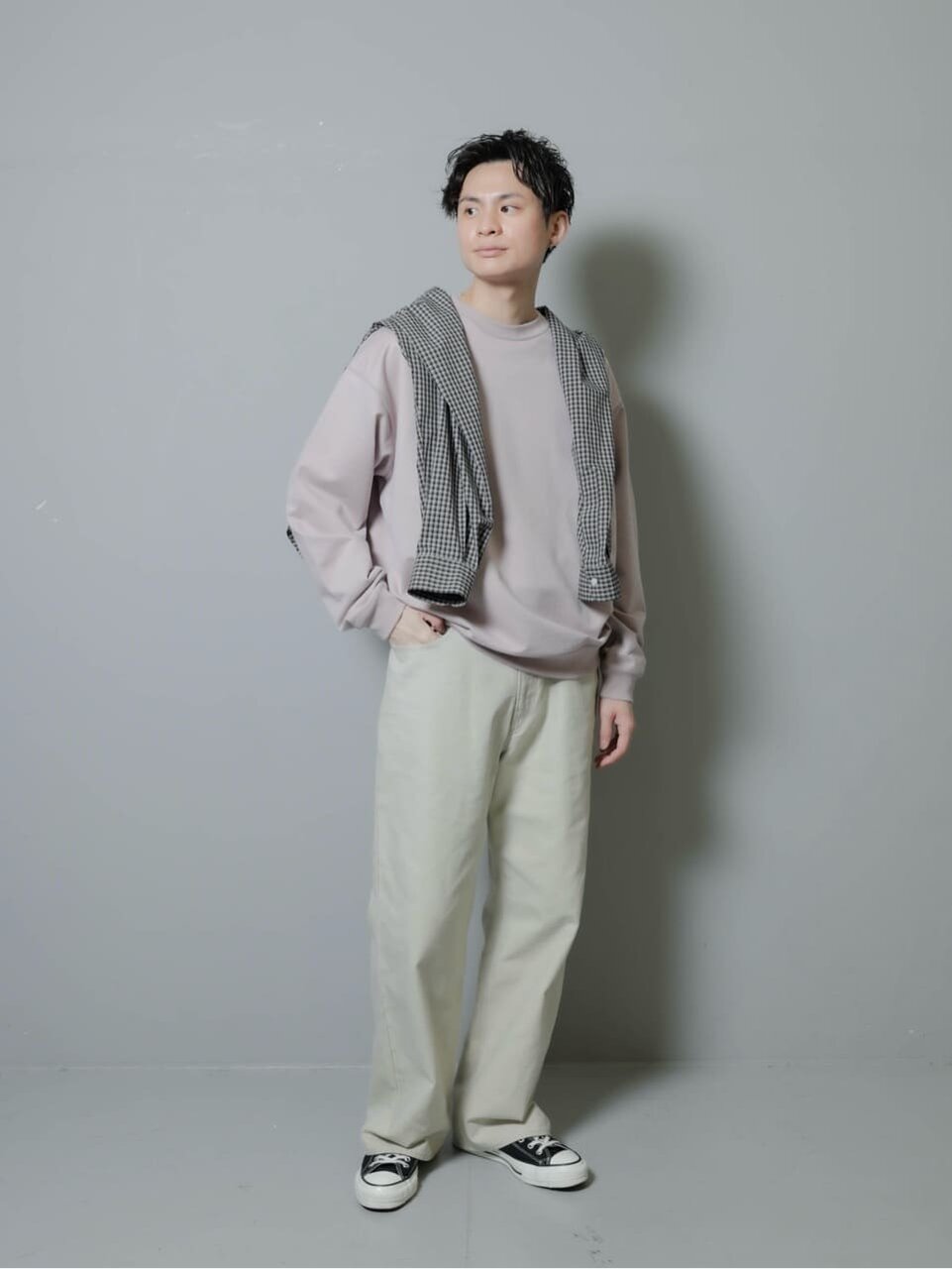 スウェット×コットンパンツのコーデ