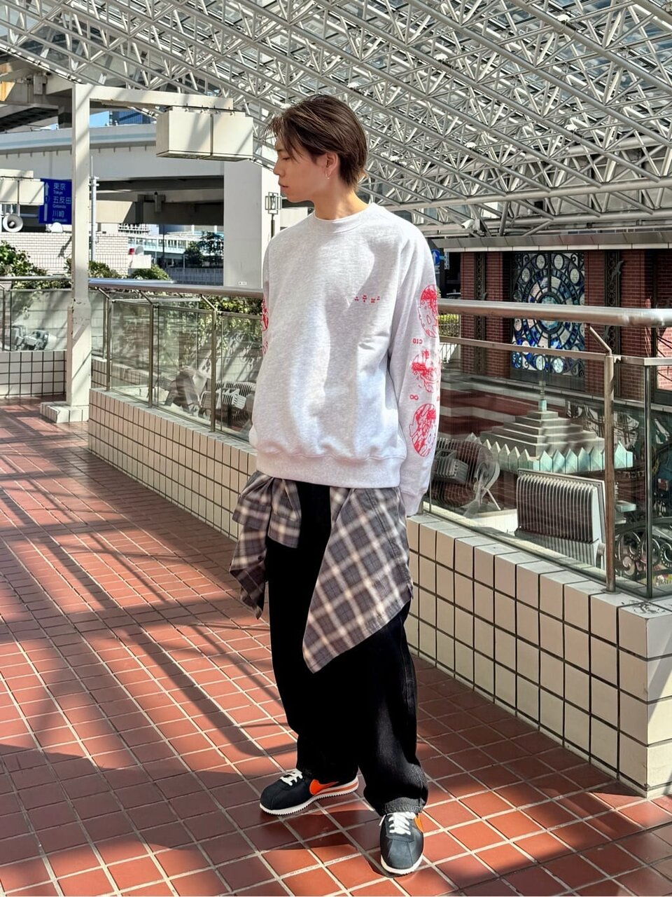 グラフィックスウェット×デニムパンツのコーデ