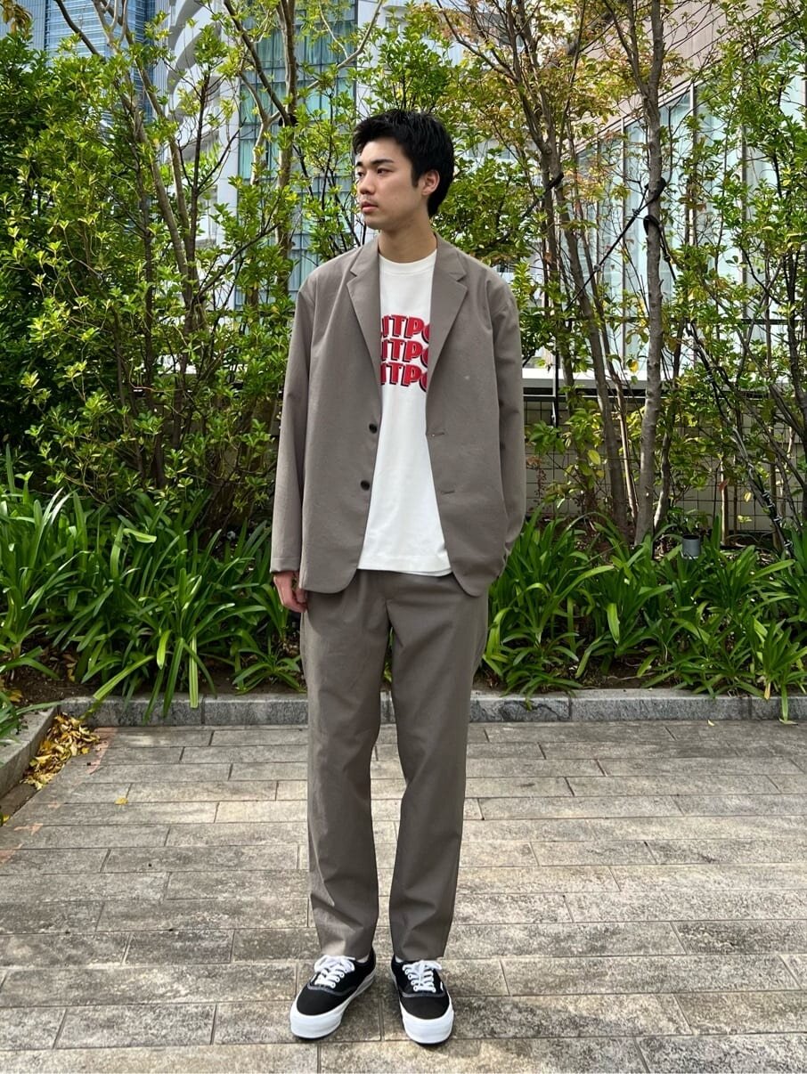 ジャケット×テーパードパンツのコーデ