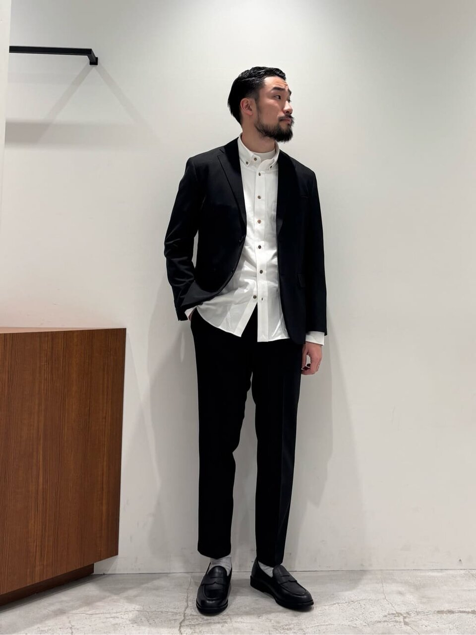 テーラードジャケット×スリムパンツのコーデ