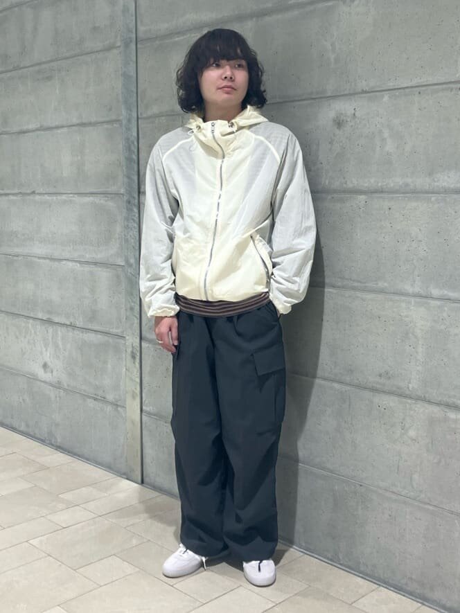 マウンテンパーカー×カーゴパンツのコーデ