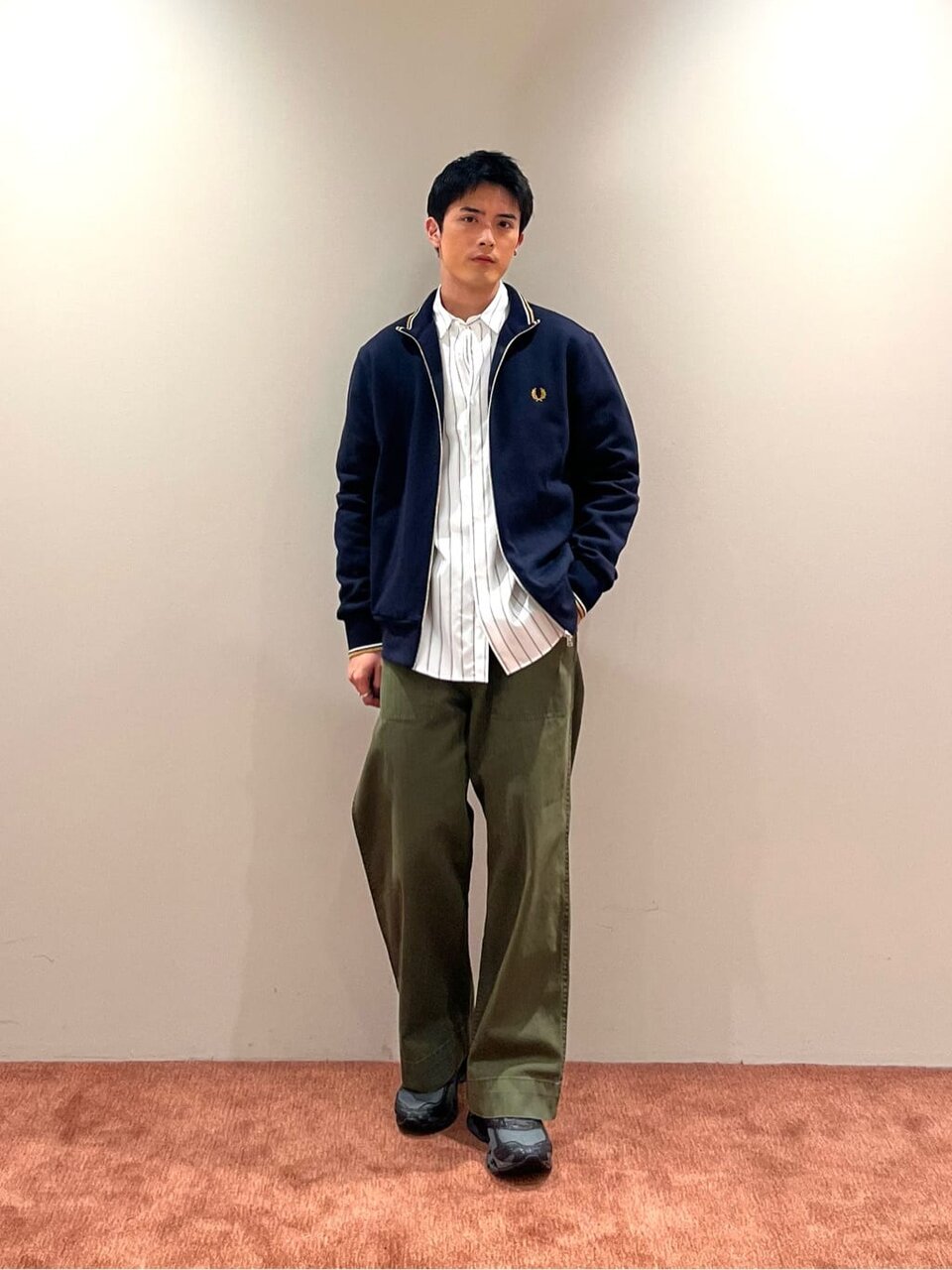 トラックジャケット×ベイカーパンツのコーデ
