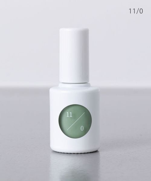 白のパッケージのミントグリーンのマニキュア