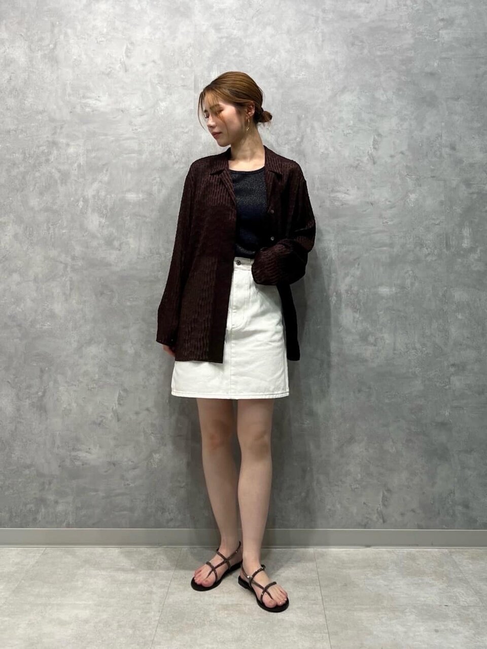 ジャガードシャツとデニムミニスカートの30代コーデ