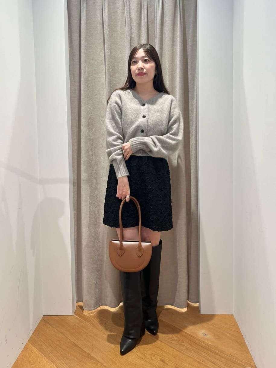 ニットカーディガンとジャガードミニスカートの30代コーデ