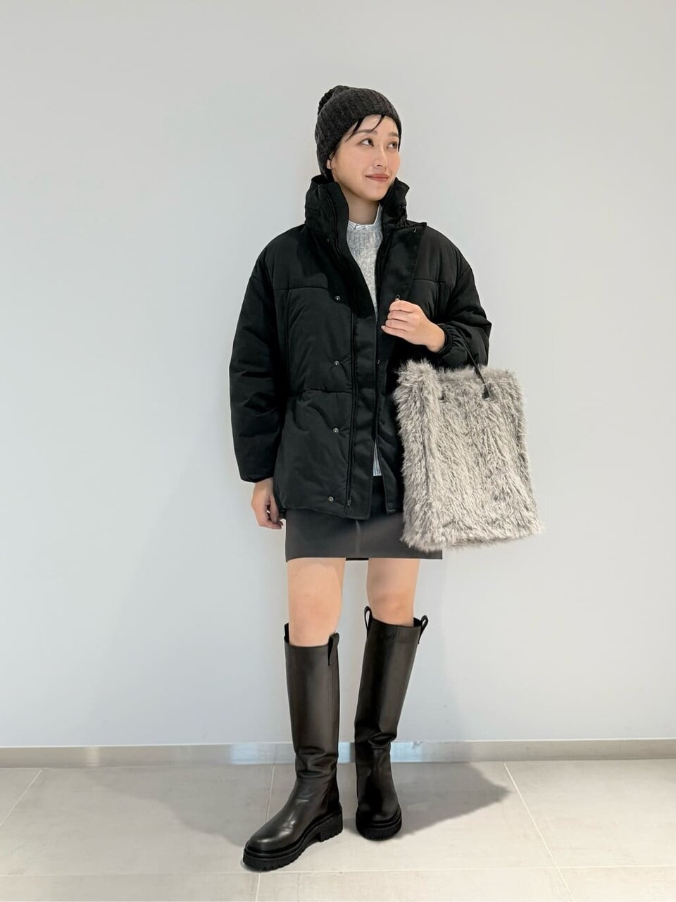 ダウンジャケットとタイトミニスカートの40代コーデ