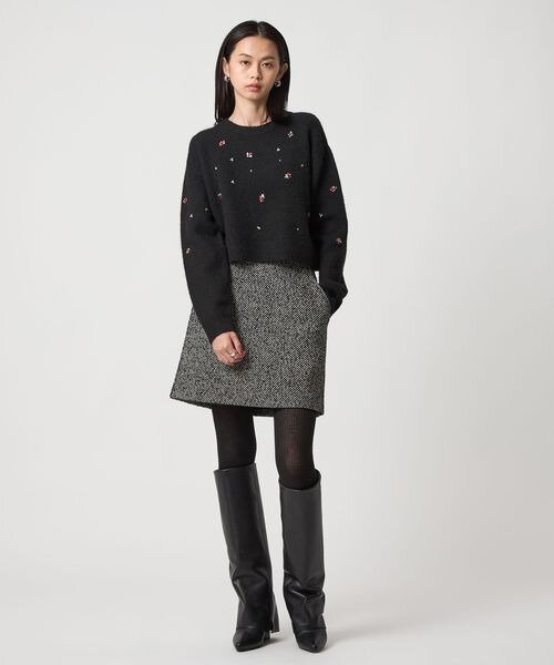 ツイードライクミニスカートに黒のトップスをあわせたコーデ
