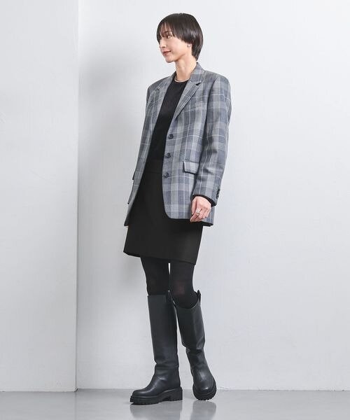 ミニスカートにロングブーツとタイツをあわせたコーデ