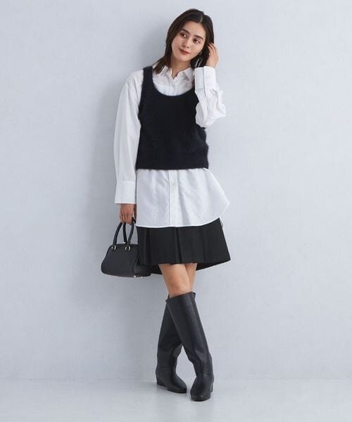 ミニスカートに小ぶりなレザーバッグをあわせたコーデ