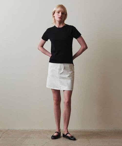 ミニスカートにTシャツをあわせたコーデ