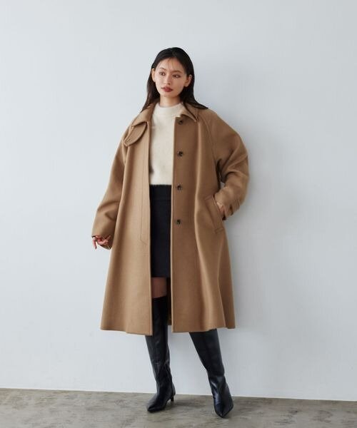 ミニスカートにロングコートとロングブーツをあわせたコーデ