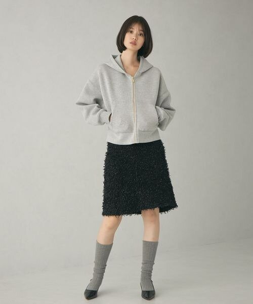 ミニスカートにパーカーをあわせたコーデ