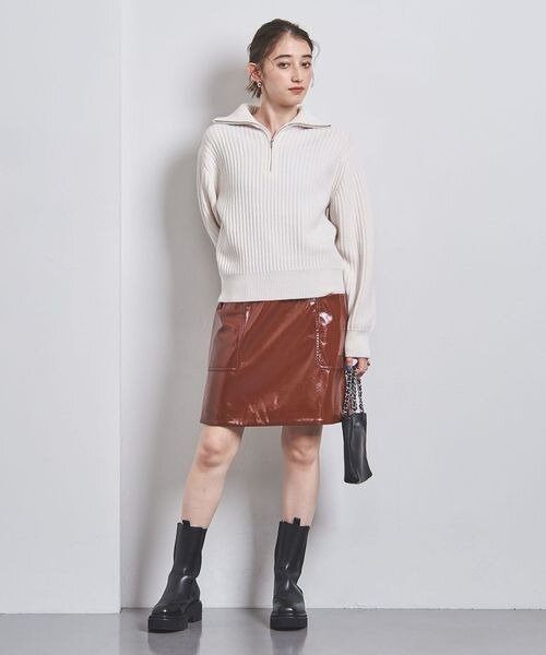 レザーライクミニスカートにニットをあわせたコーデ