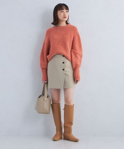 ニットをタックインしたミニスカートコーデ