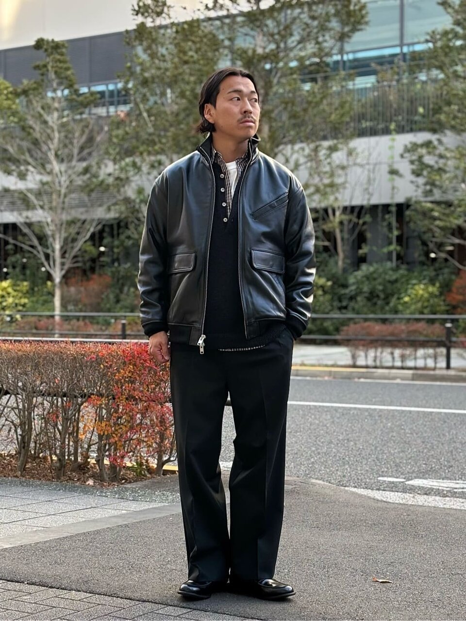 黒のレザージャケットを着た男性