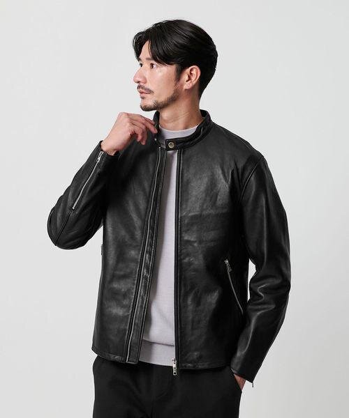 シングルライダースを着た男性