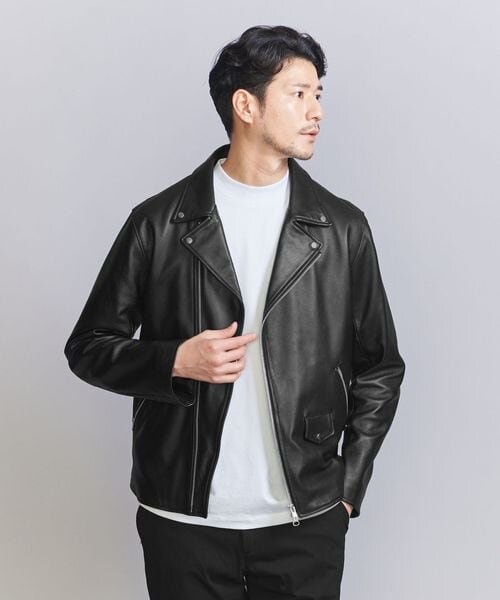 ダブルライダースジャケットを着た男性