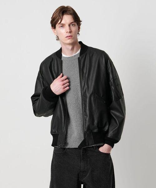 フライトジャケットを着た男性