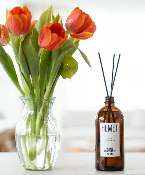 チューリップの横に置かれたアロマディフューザー