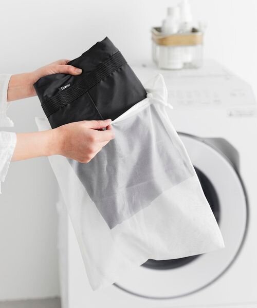 バッグを洗濯する女性