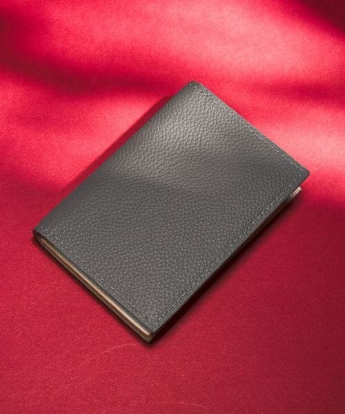 赤い布の上に置かれたグレーの名刺入れ