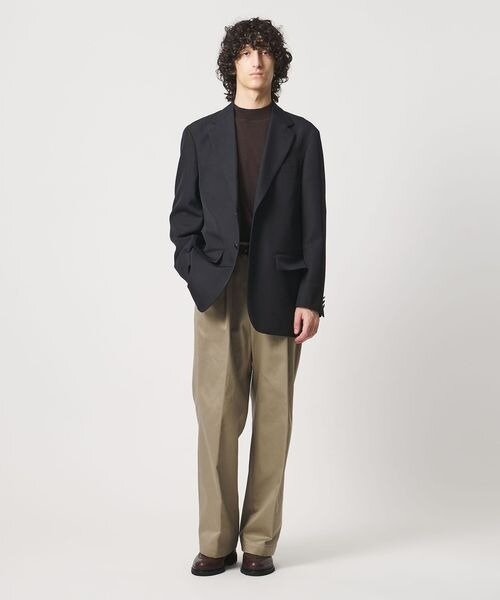 ジャケットを羽織った男性