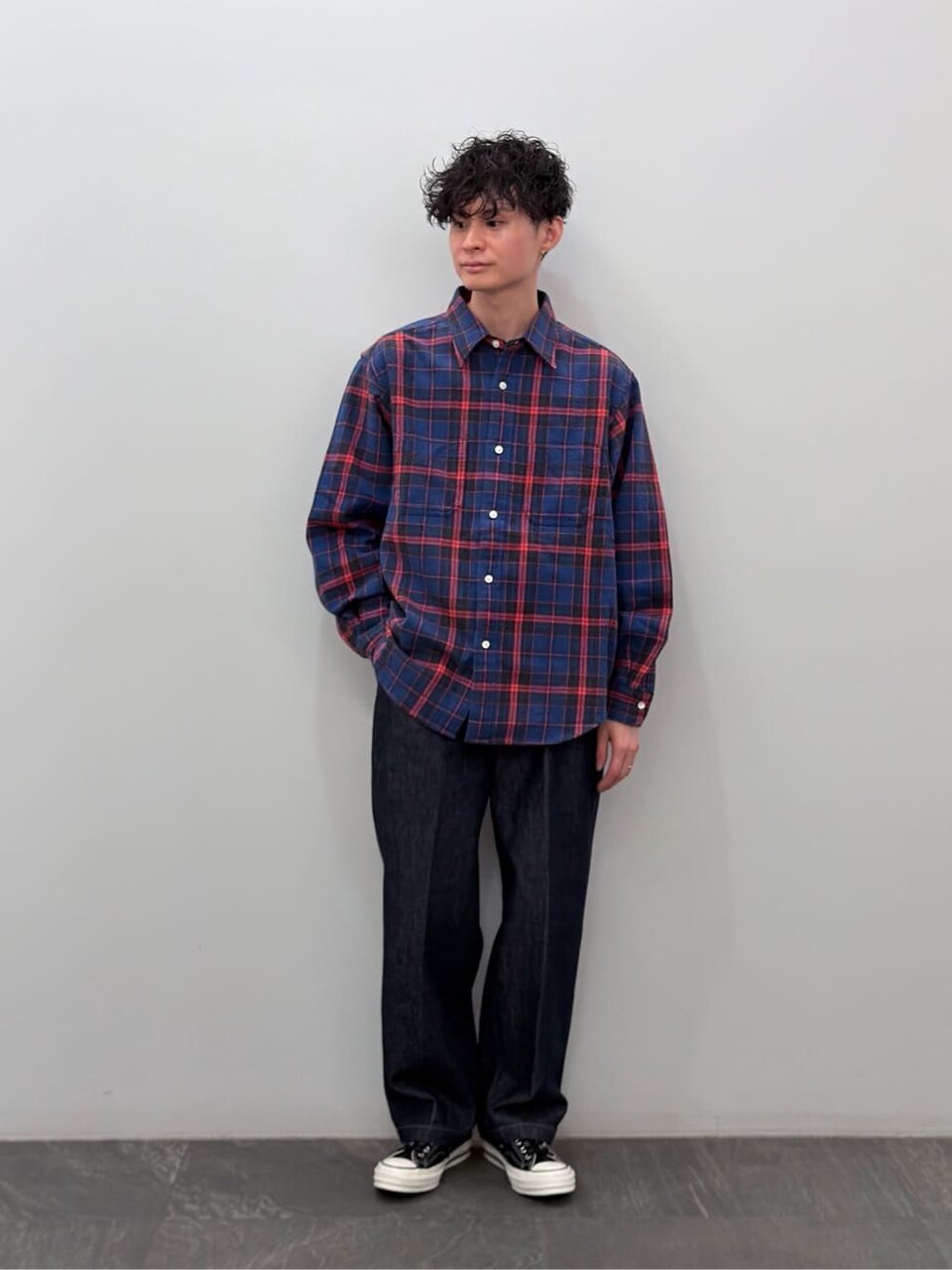 チェック柄シャツ×デニムパンツのコーデ