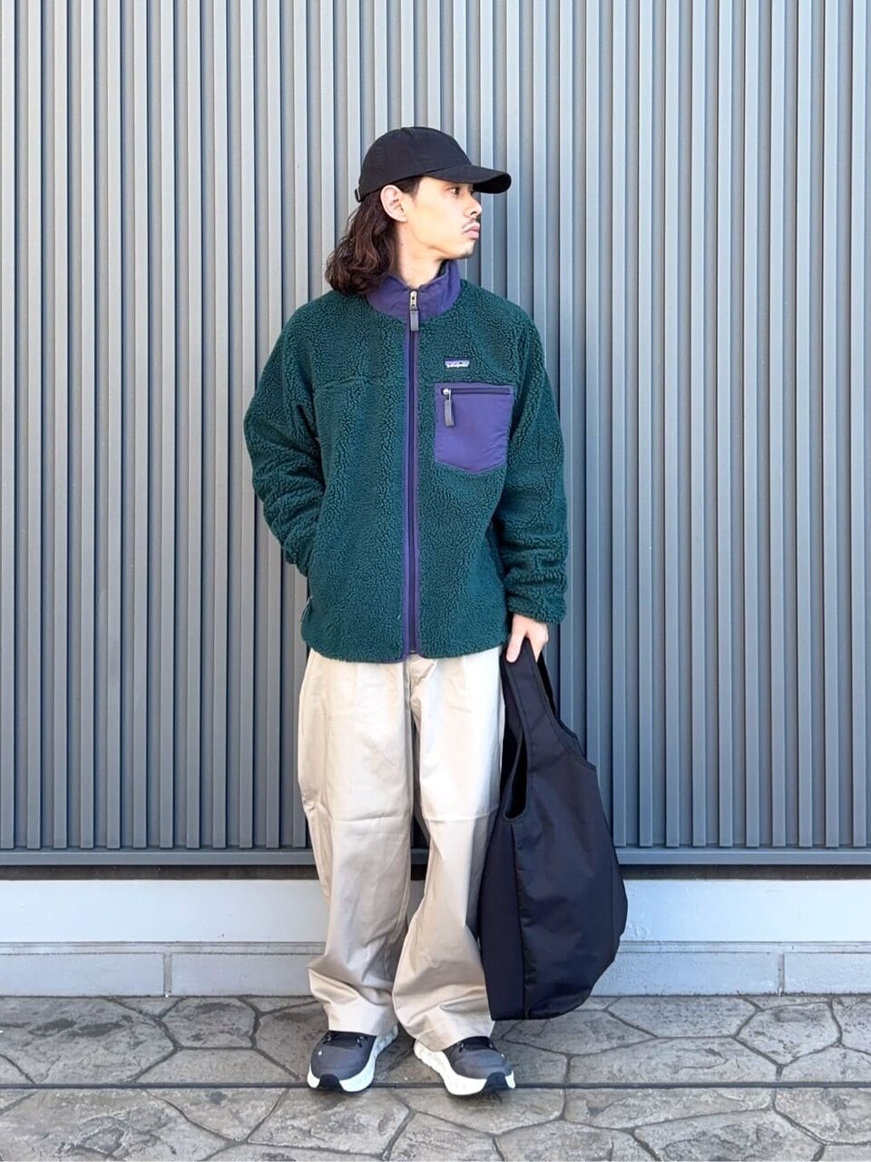 フリースジャケット×チノパンツのコーデ