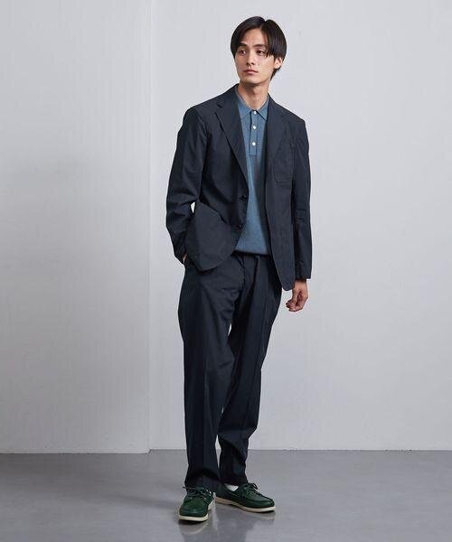 オフィスカジュアルコーデをしている男性