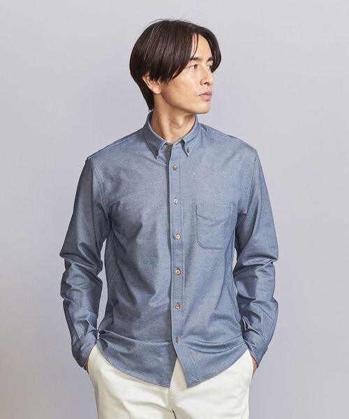 ボタンダウンシャツを着た男性