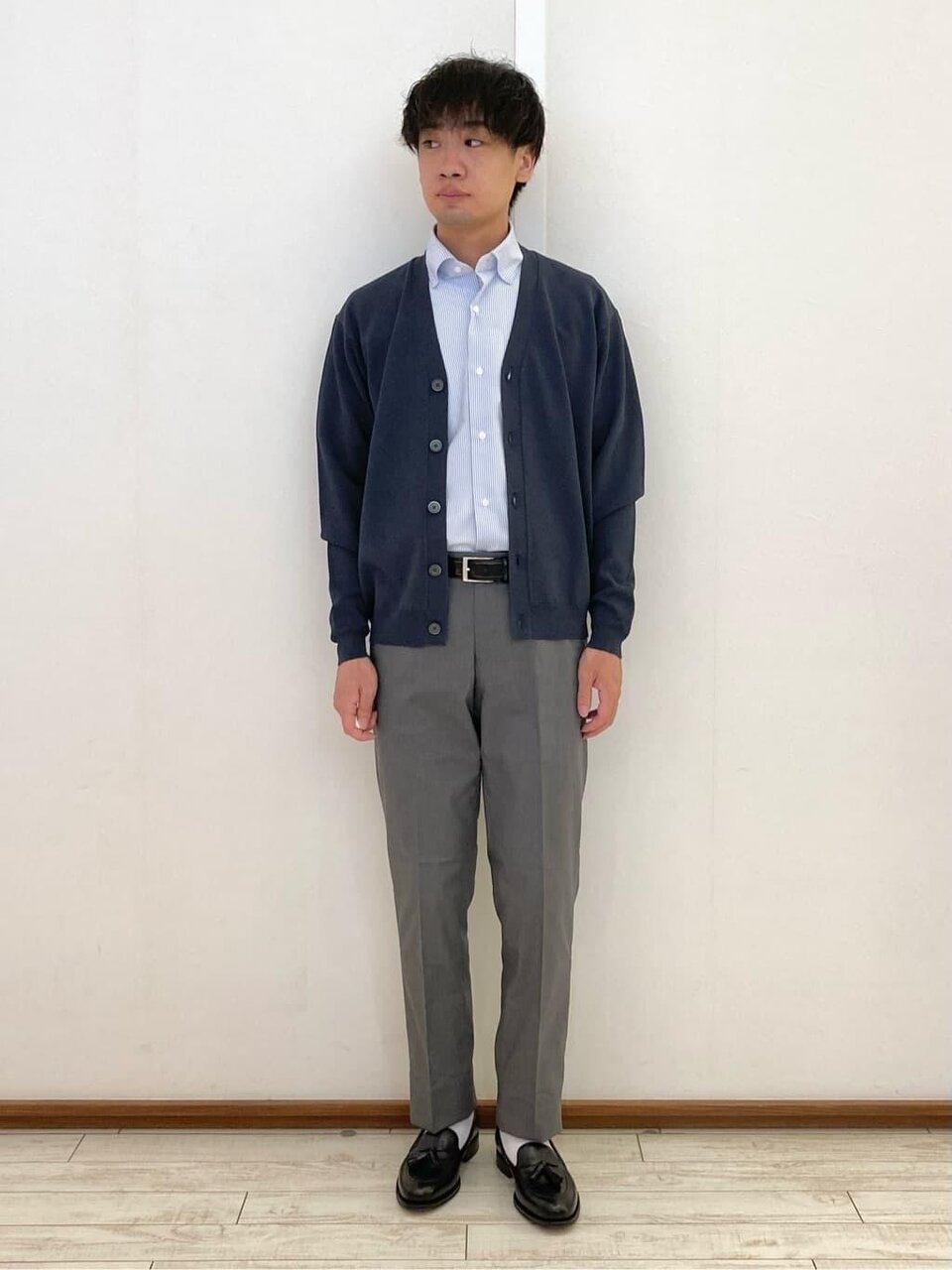 ライトブルーのシャツ×ネイビーのカーディガンのコーデ