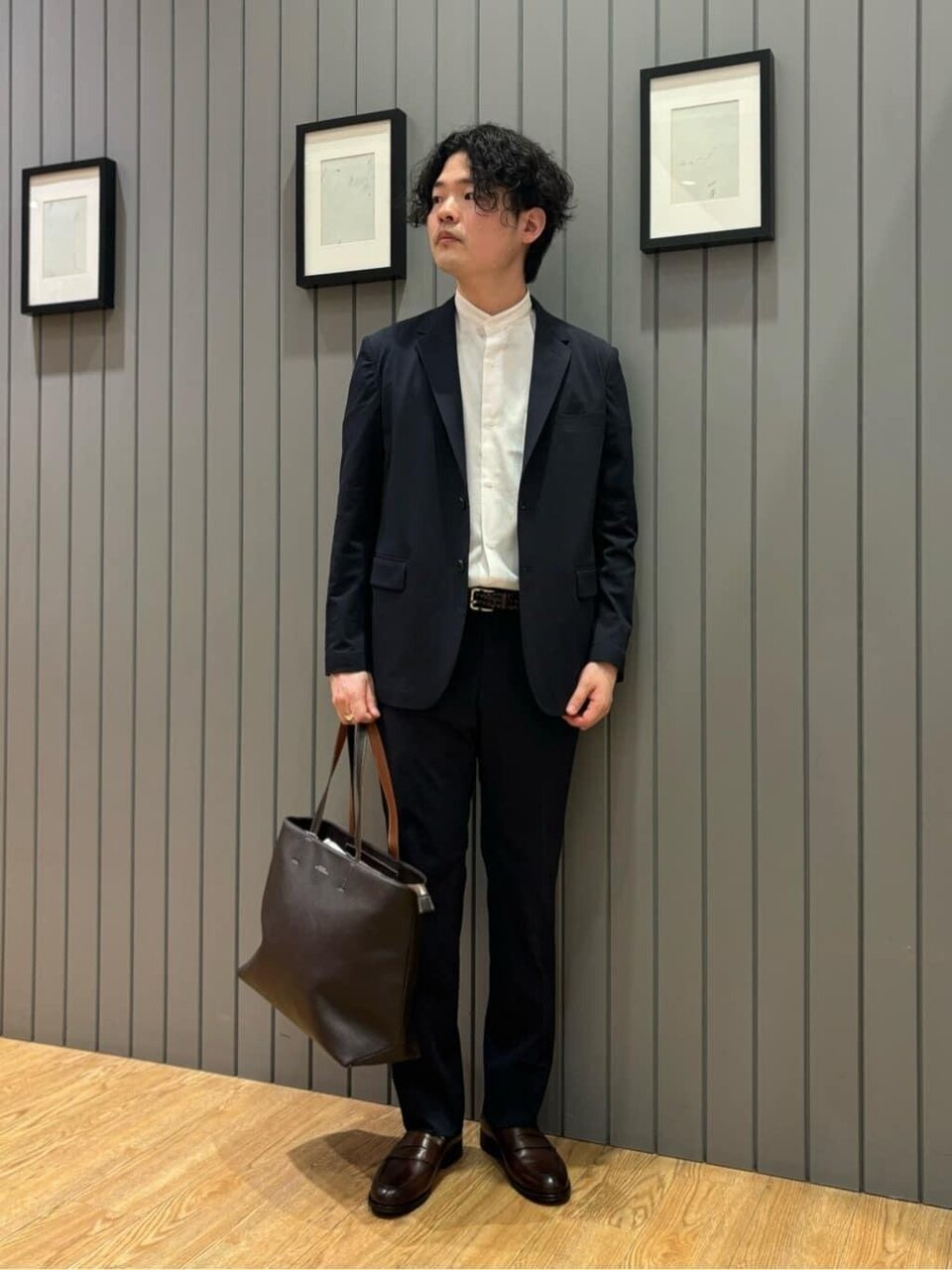 白のシャツ×ネイビーのジャケット