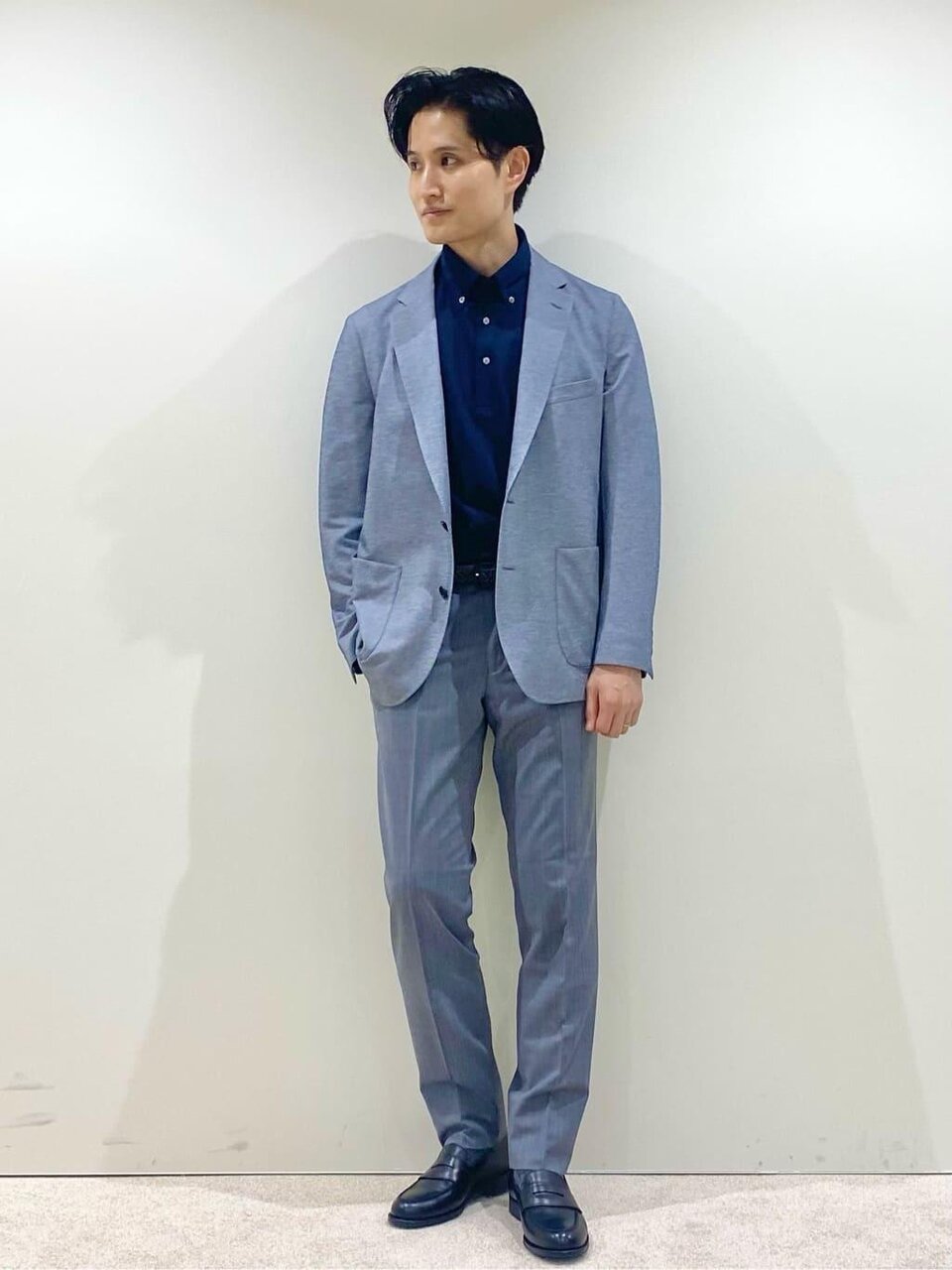 ネイビーのポロシャツ×ロイヤルグレーのジャケットのコーデ