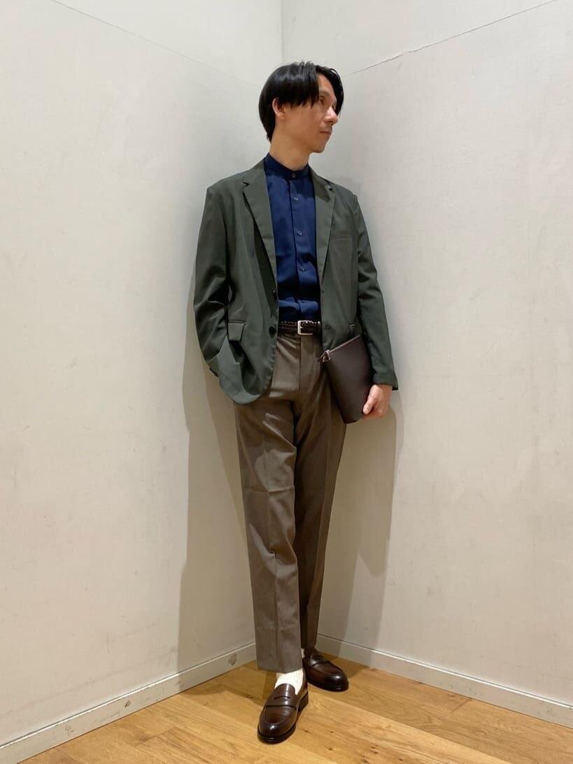 ネイビーのシャツ×グレーのジャケットのコーデ