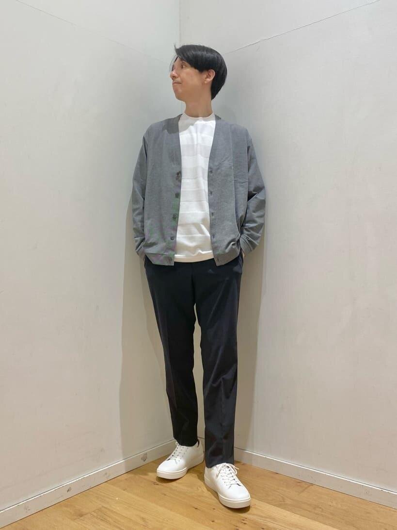 白のＴシャツ×ダークグレーのカーディガンのコーデ